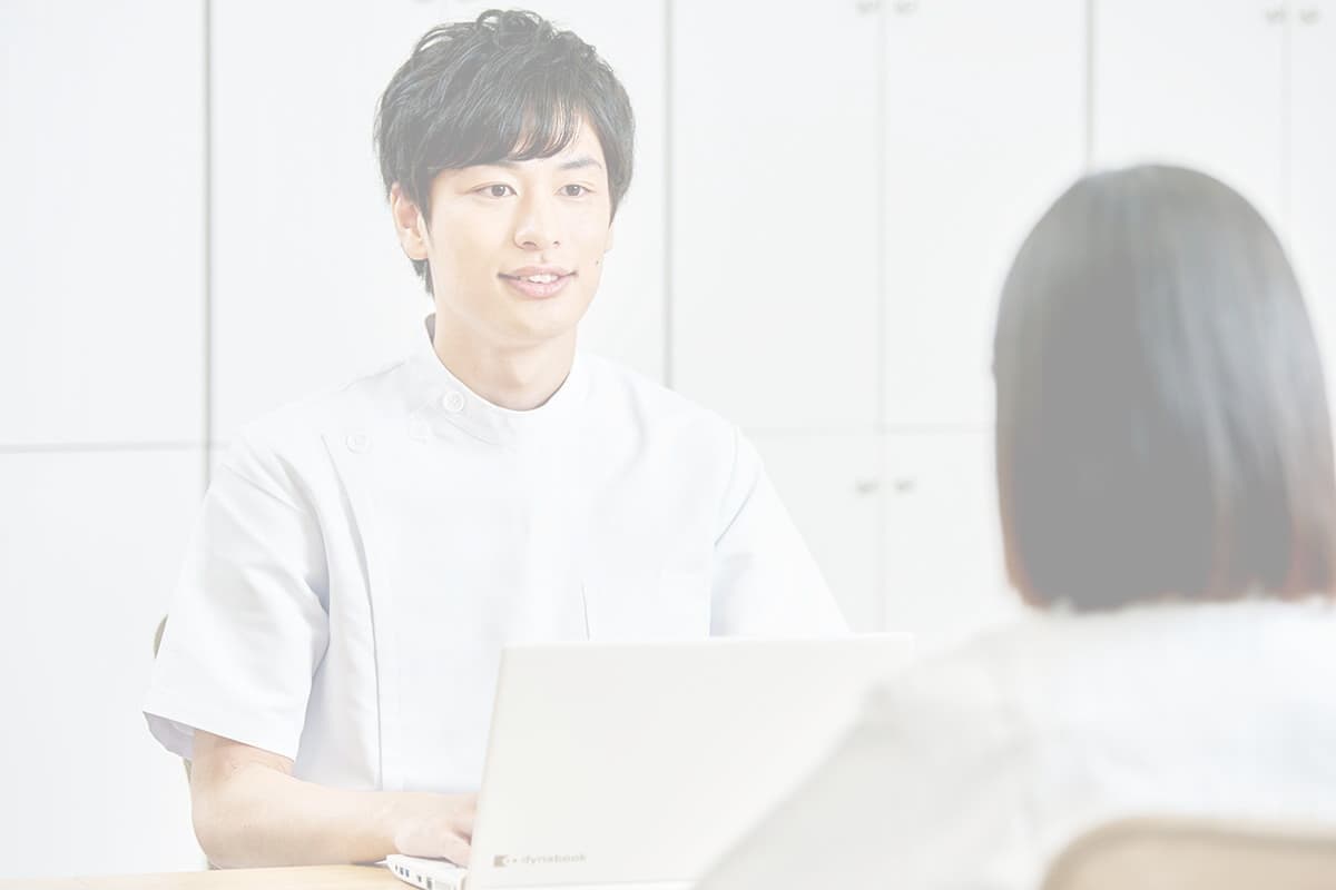 クリニックで打ち合わせをする男性看護師