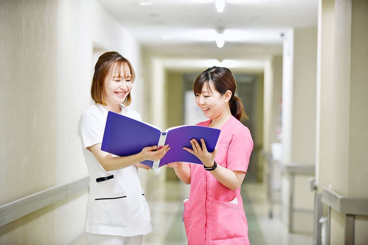 打ち合わせをする看護師