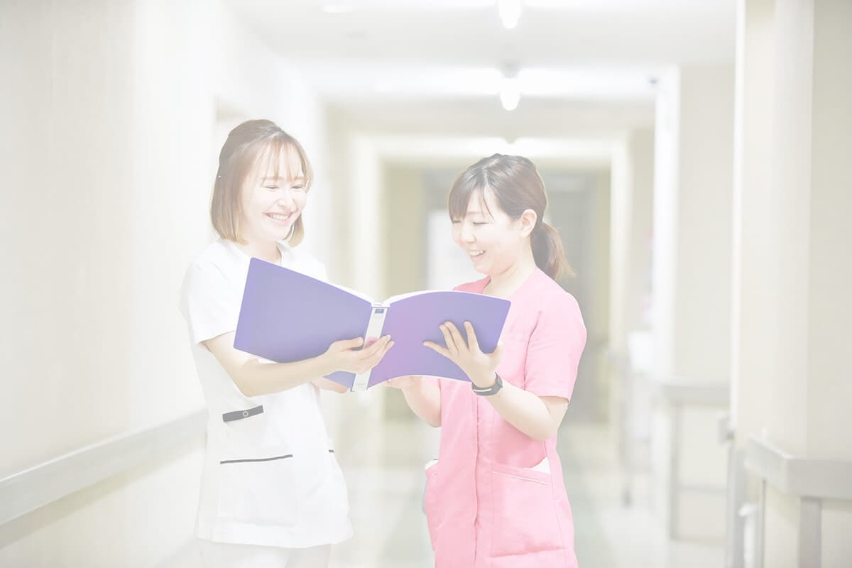 打ち合わせをする看護師