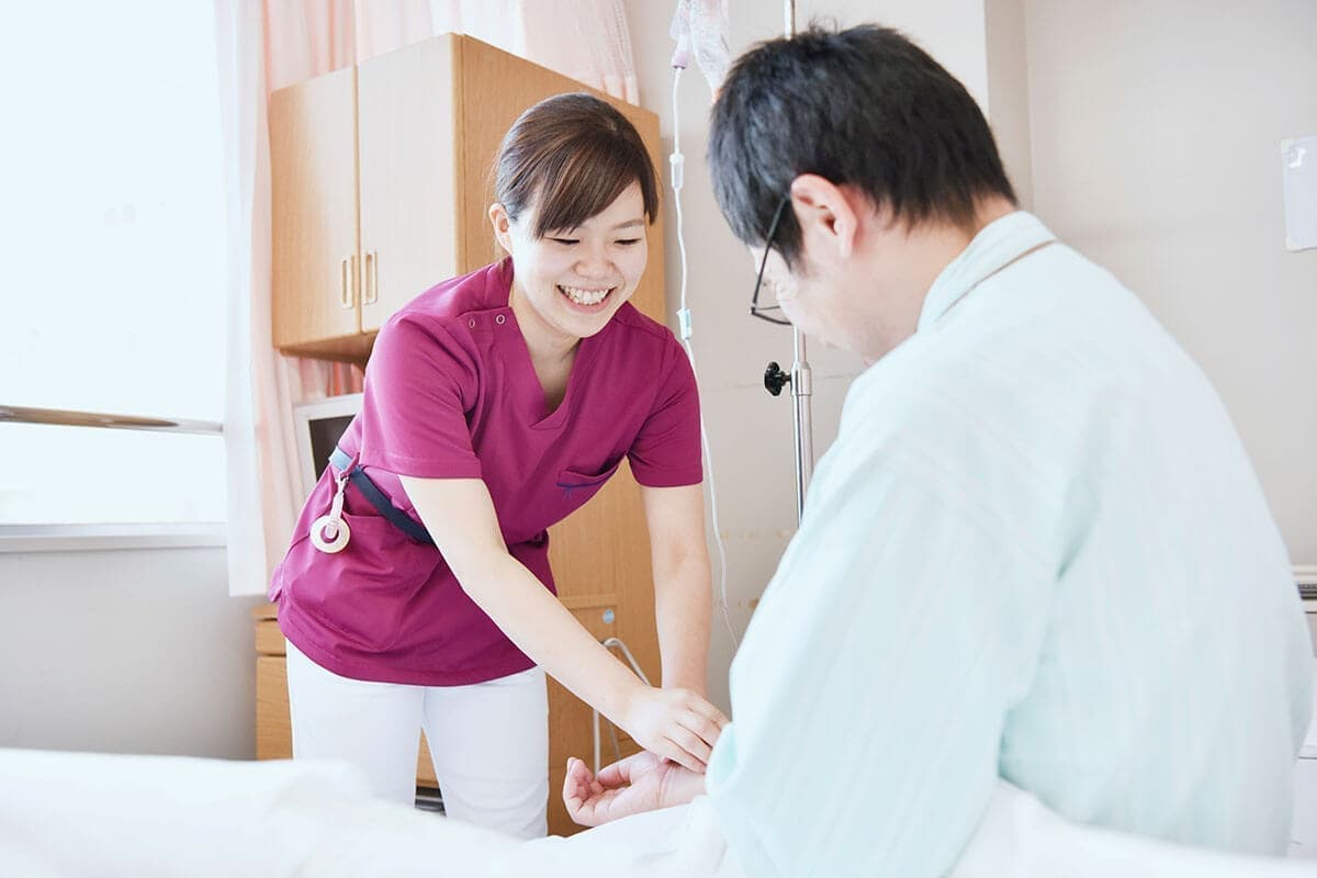 病院で患者に介護をする女性