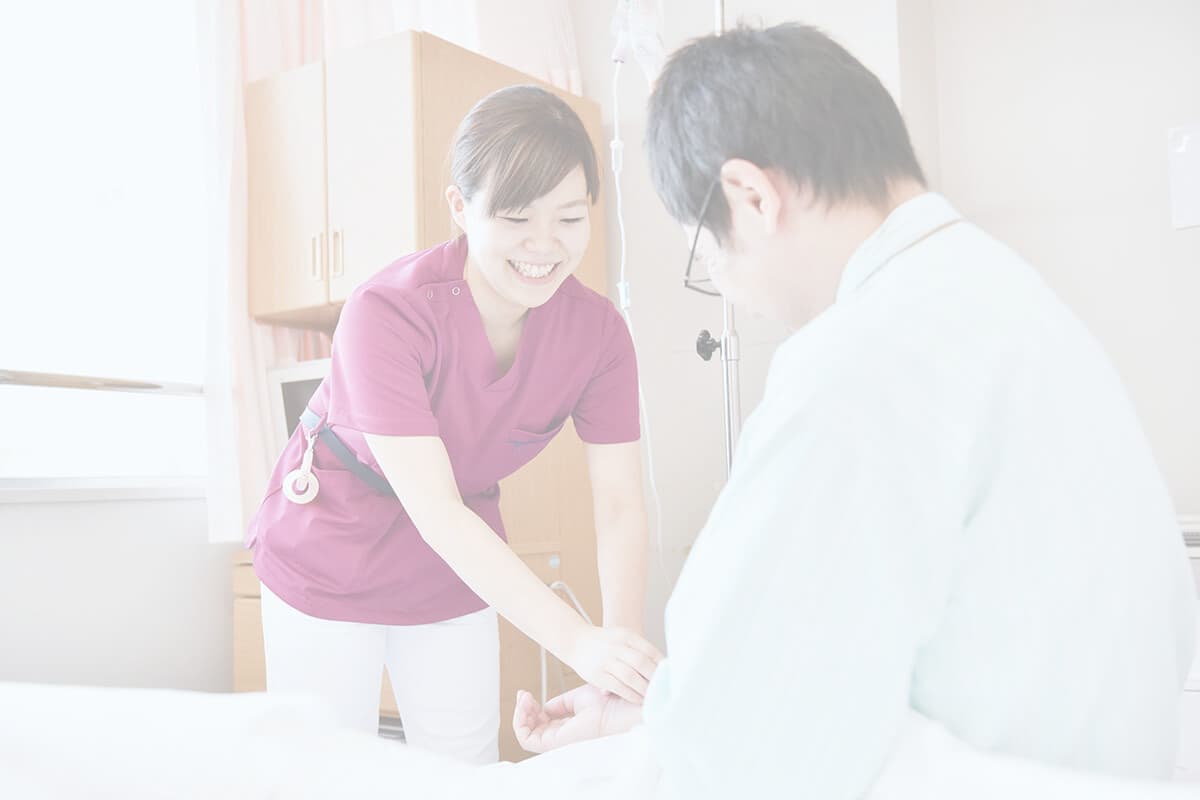 病院で患者に介護をする女性