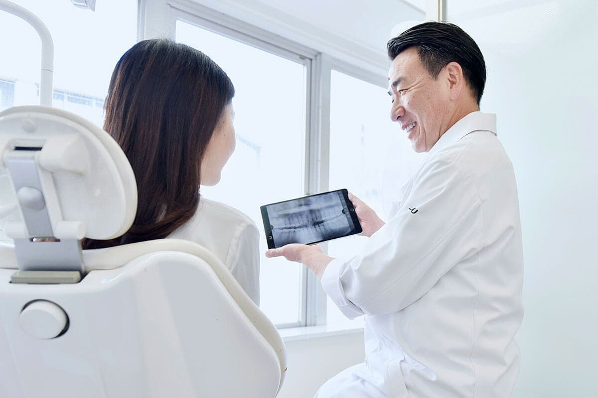 歯科医の診察中の写真