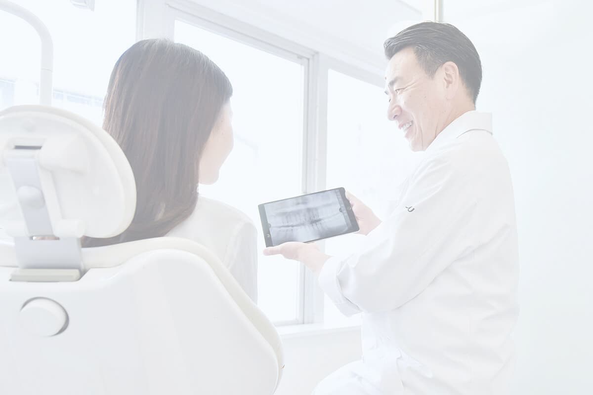 歯科医の診察中の写真