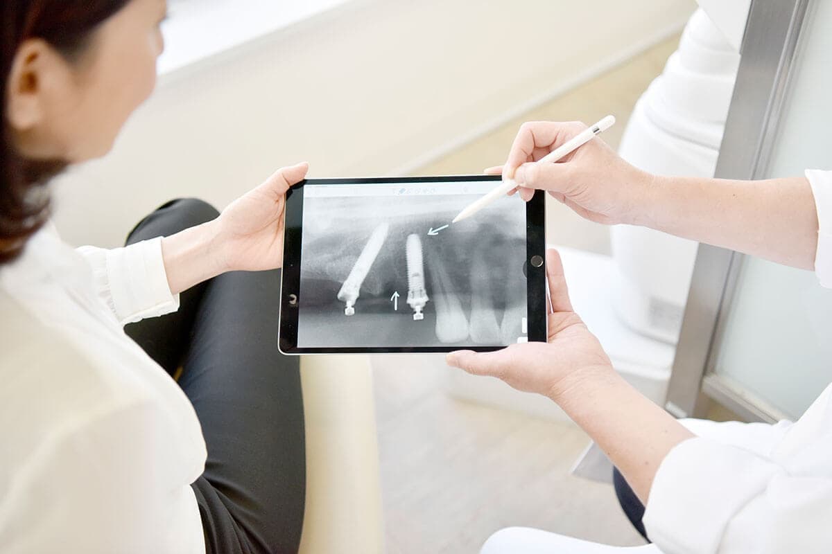 歯科医の診察中の写真