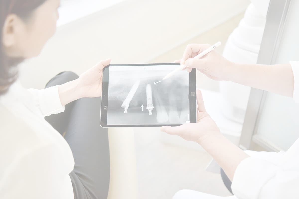 歯科医の診察中の写真