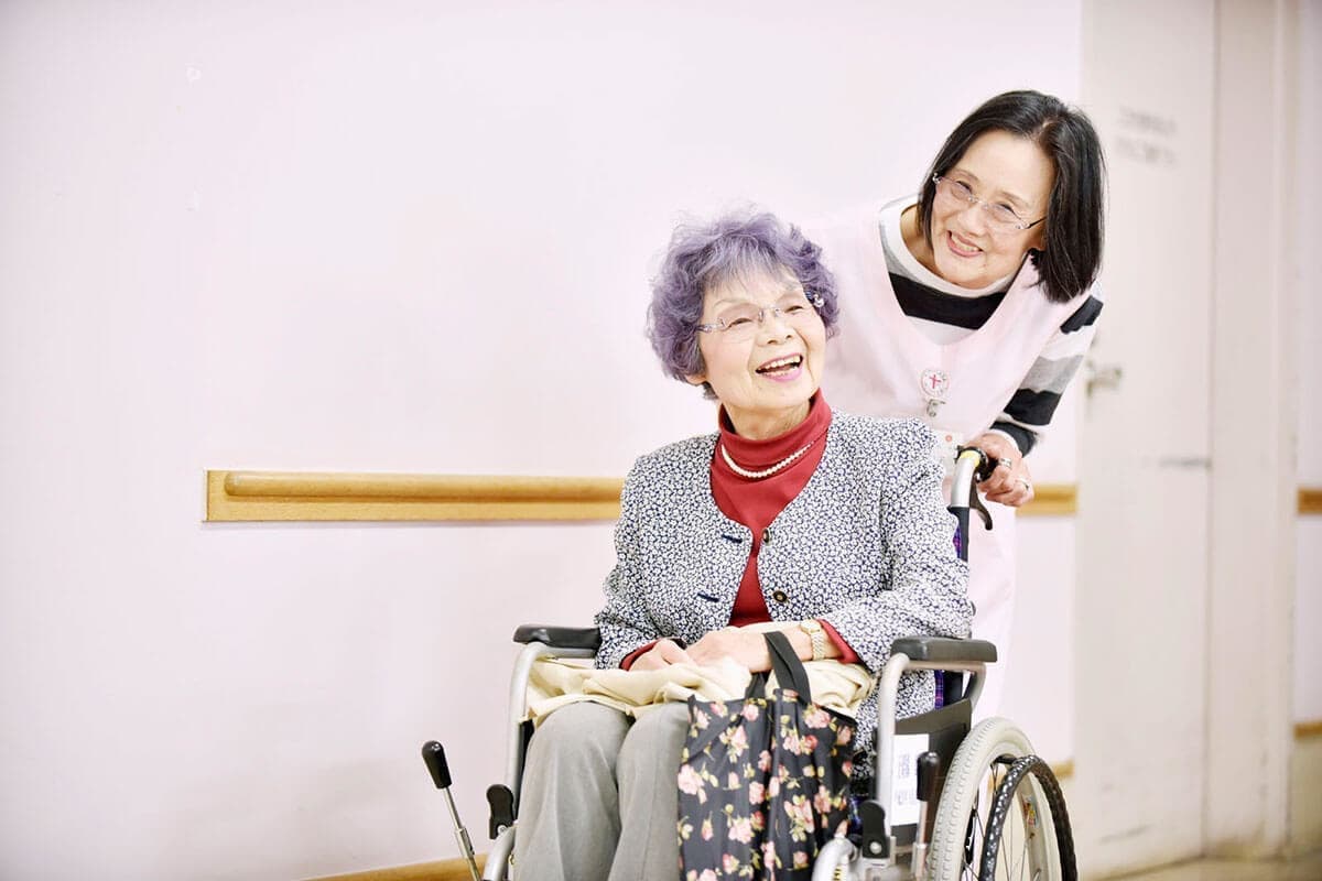 病院で患者に介護をする女性