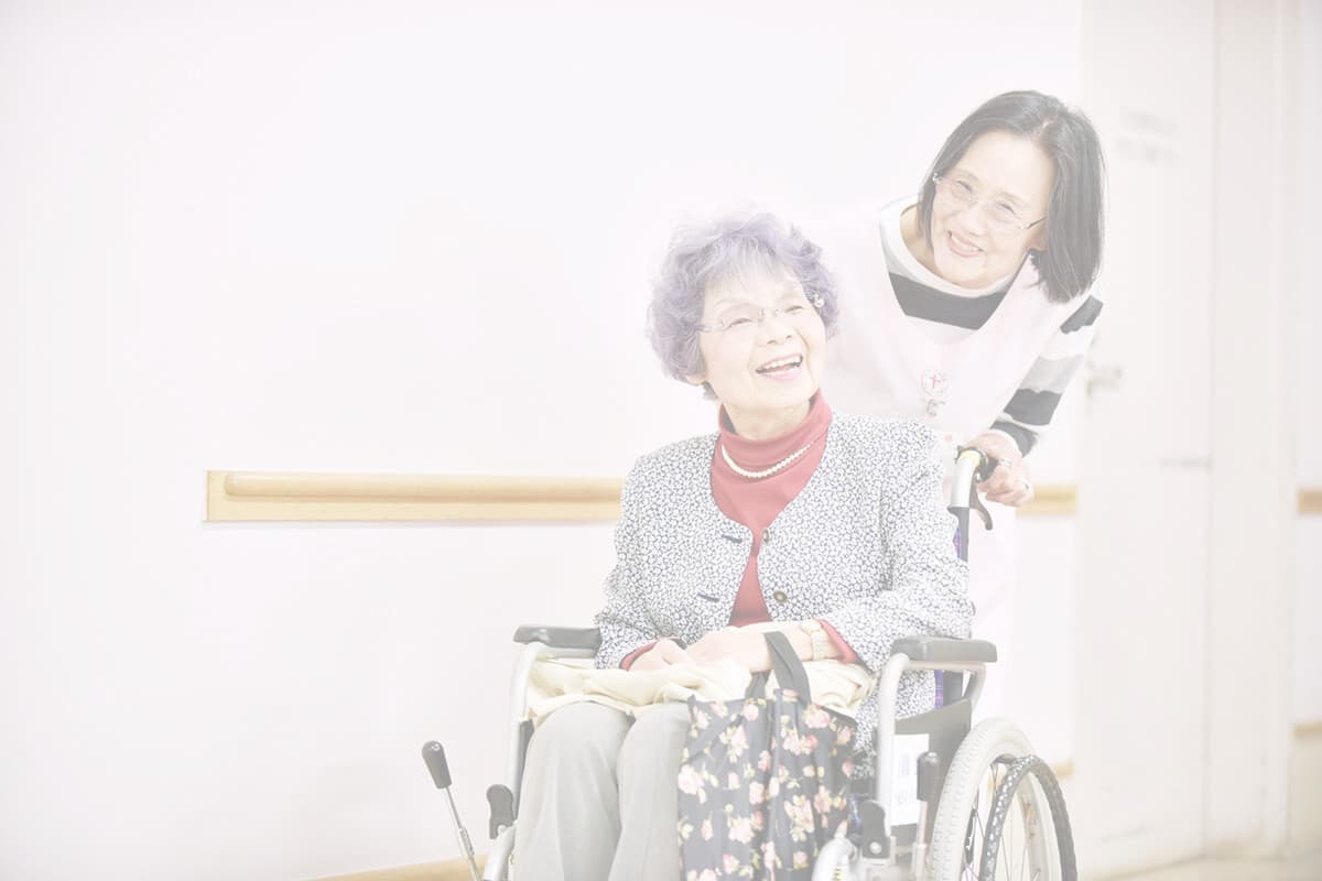 病院で患者に介護をする女性