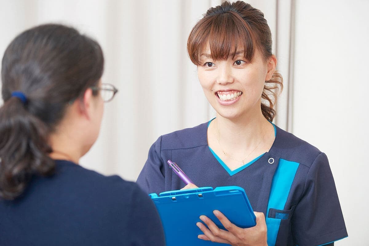 患者を診察する女性整体師