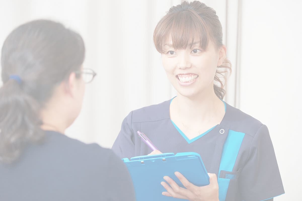 患者を診察する女性整体師