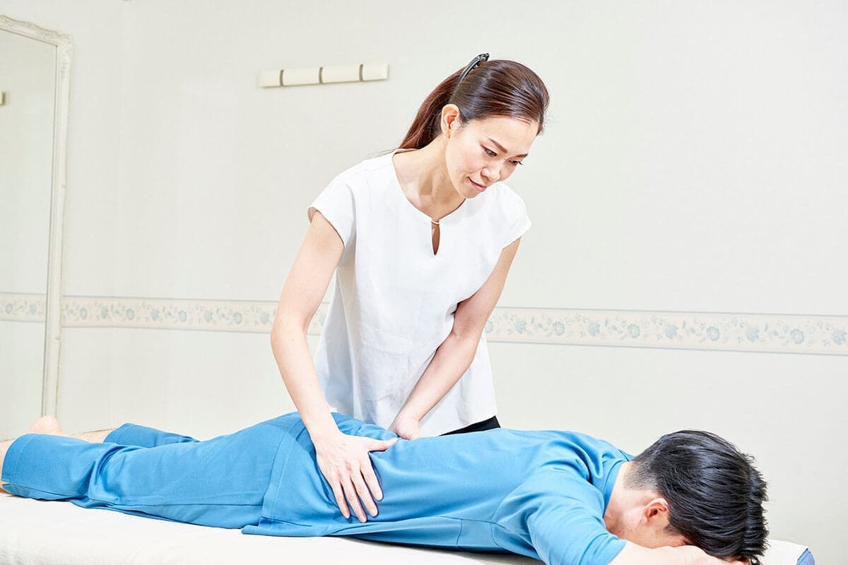 患者を施術する女性整体師