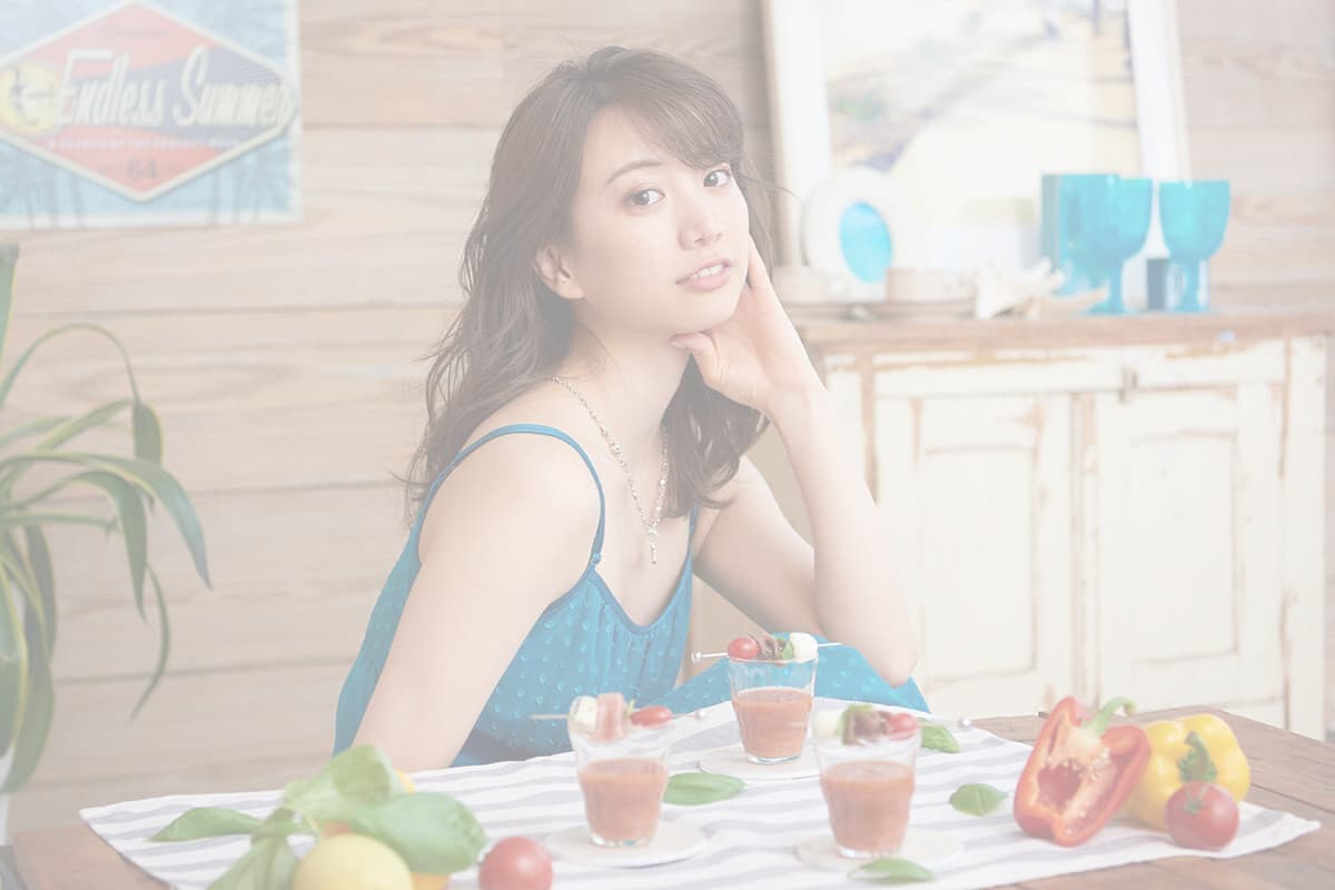 女性モデルのスタジオ写真撮影