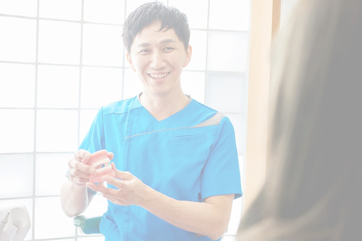 歯科医の診察中の写真