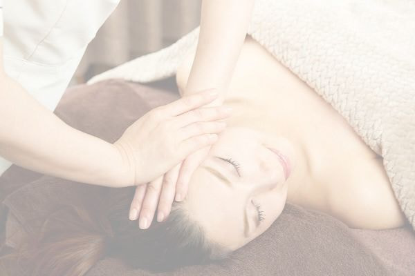 美容サロンのマッサージ