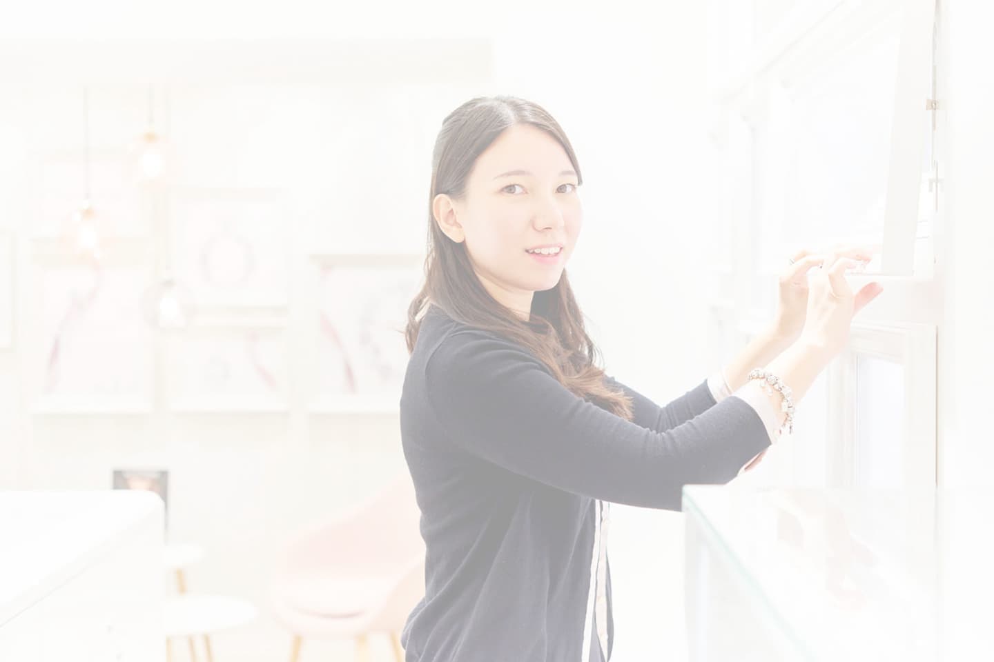 宝石店で働く女性のプロフィール写真