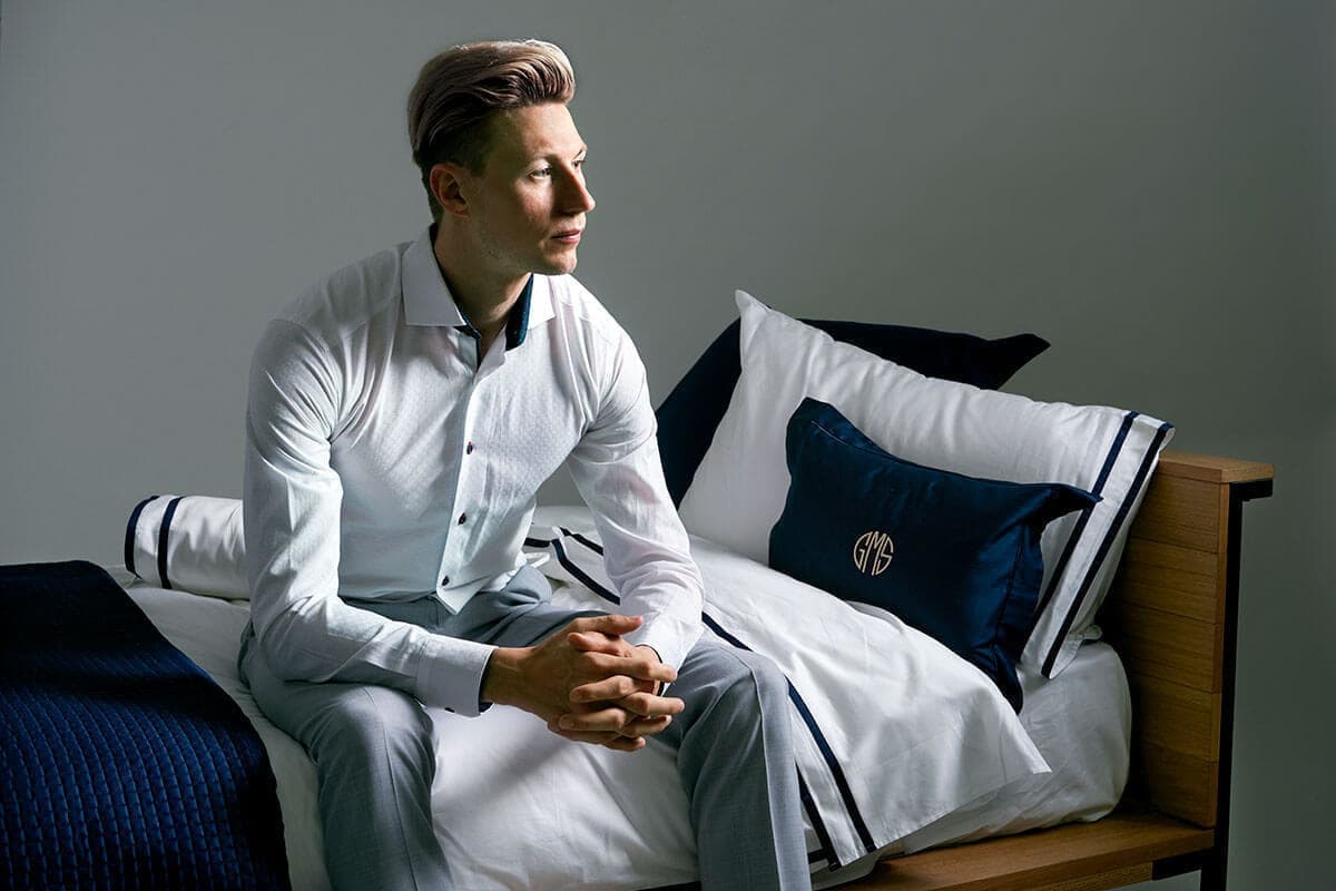 男性モデルのスタジオ写真撮影