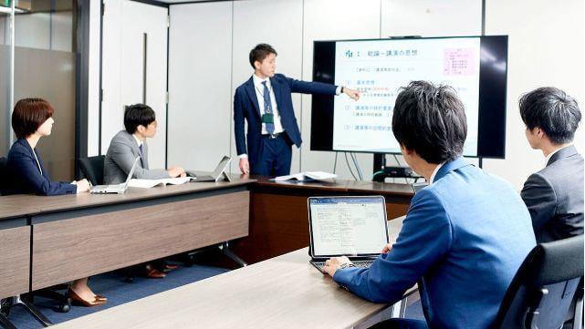 弁護士の会議中の写真
