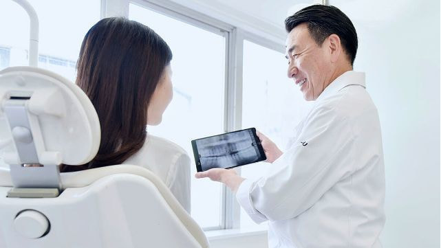 歯科医 診察中の写真