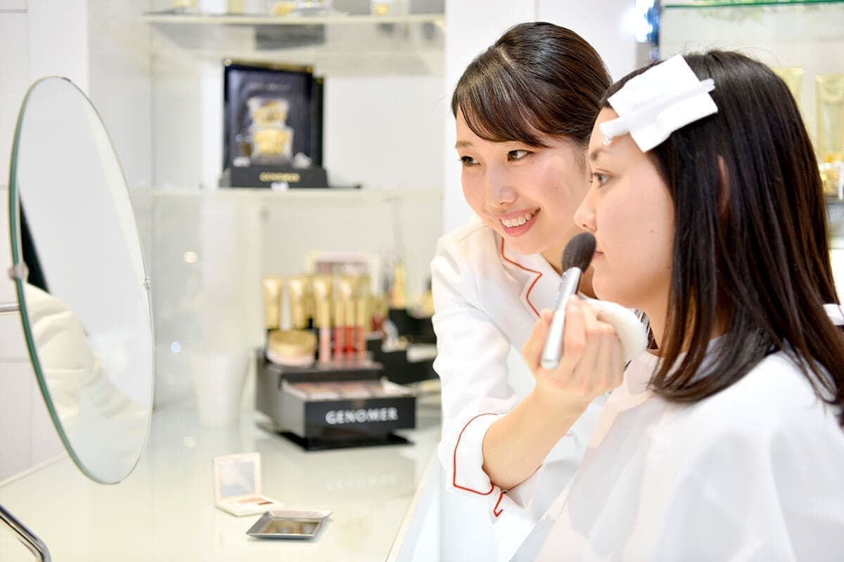 エステサロンのメイク中の写真