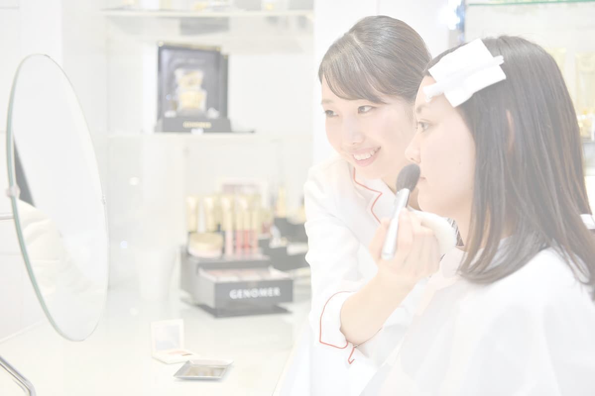 エステサロンのメイク中の写真