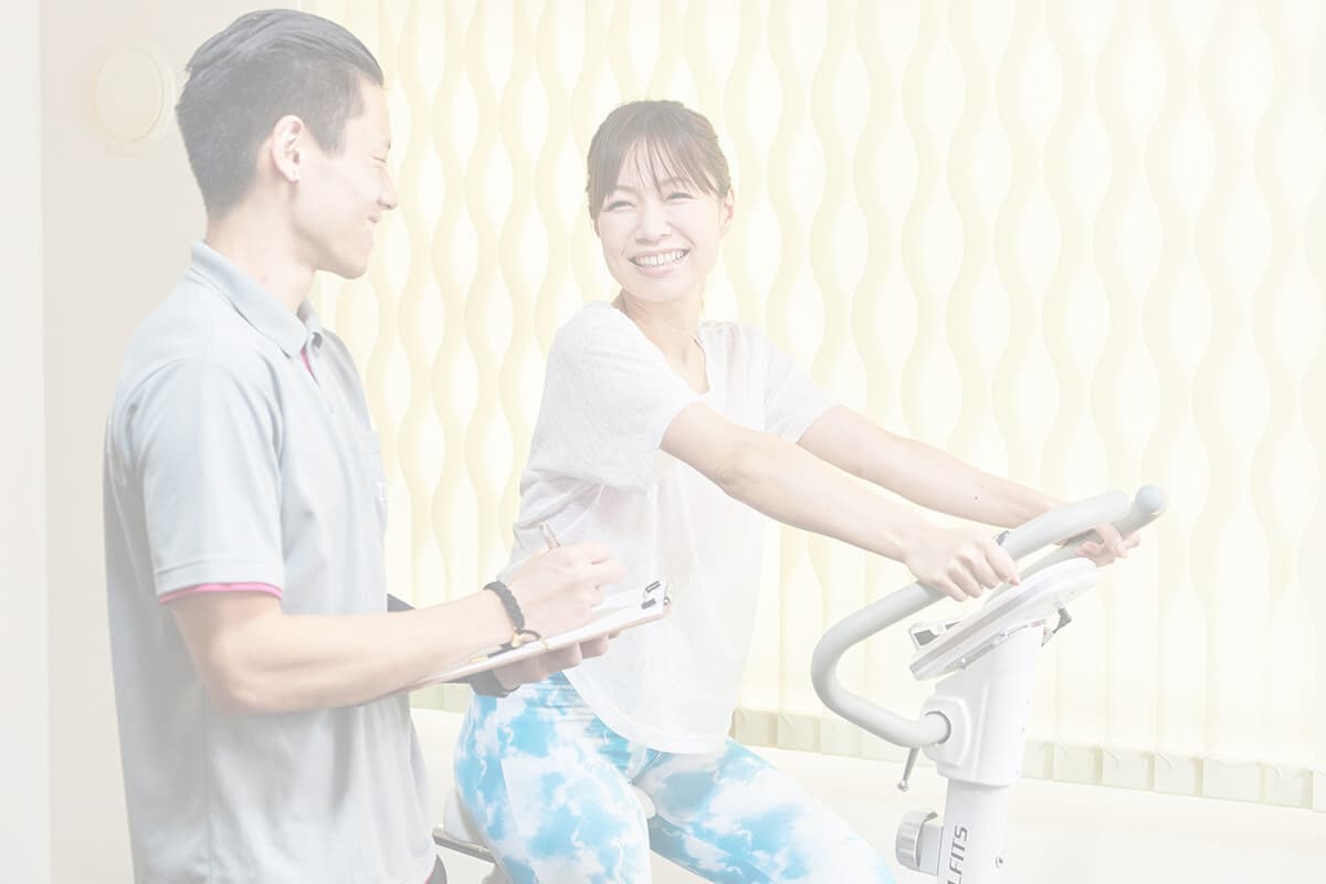 トレーニングジムの接客中の写真