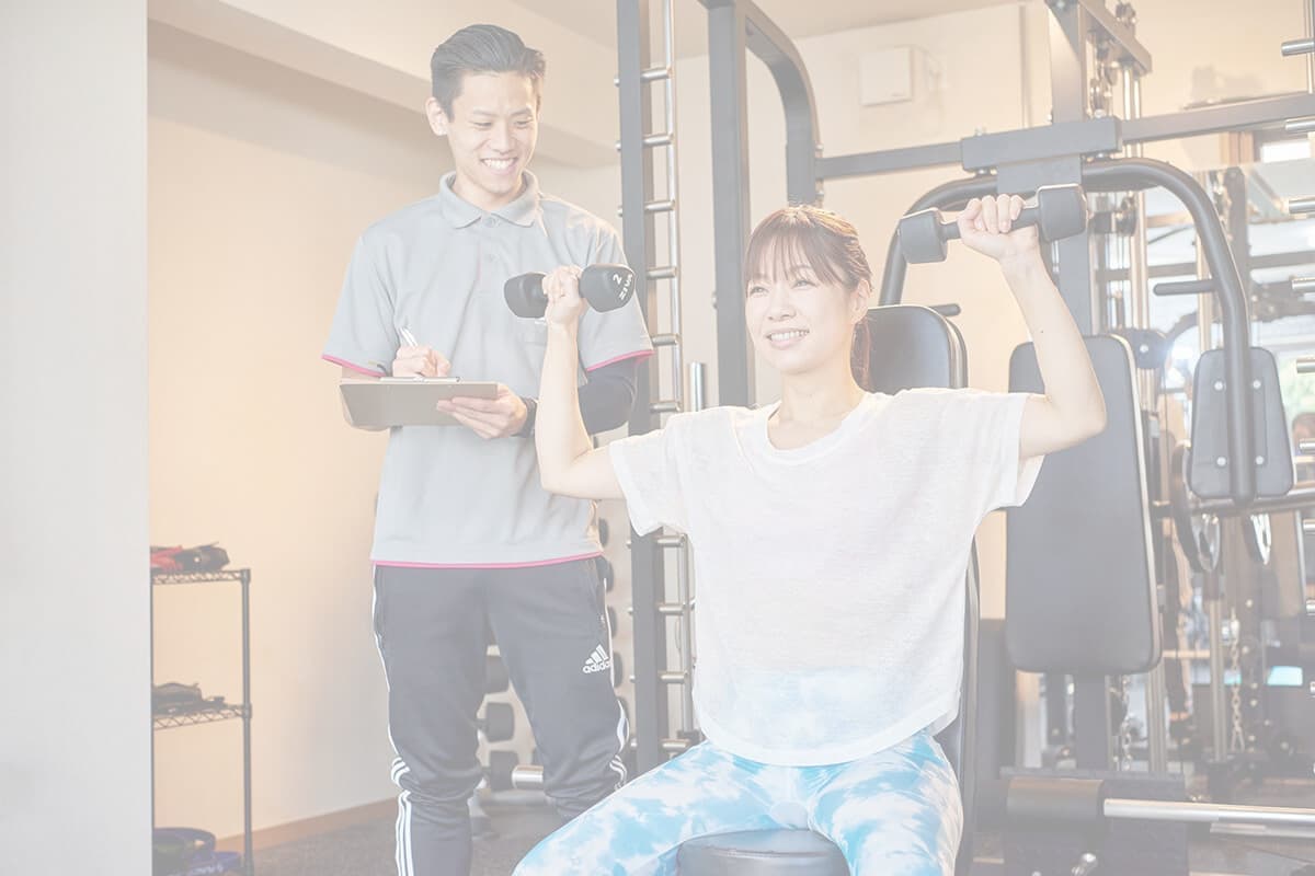 トレーニングジムの接客中の写真