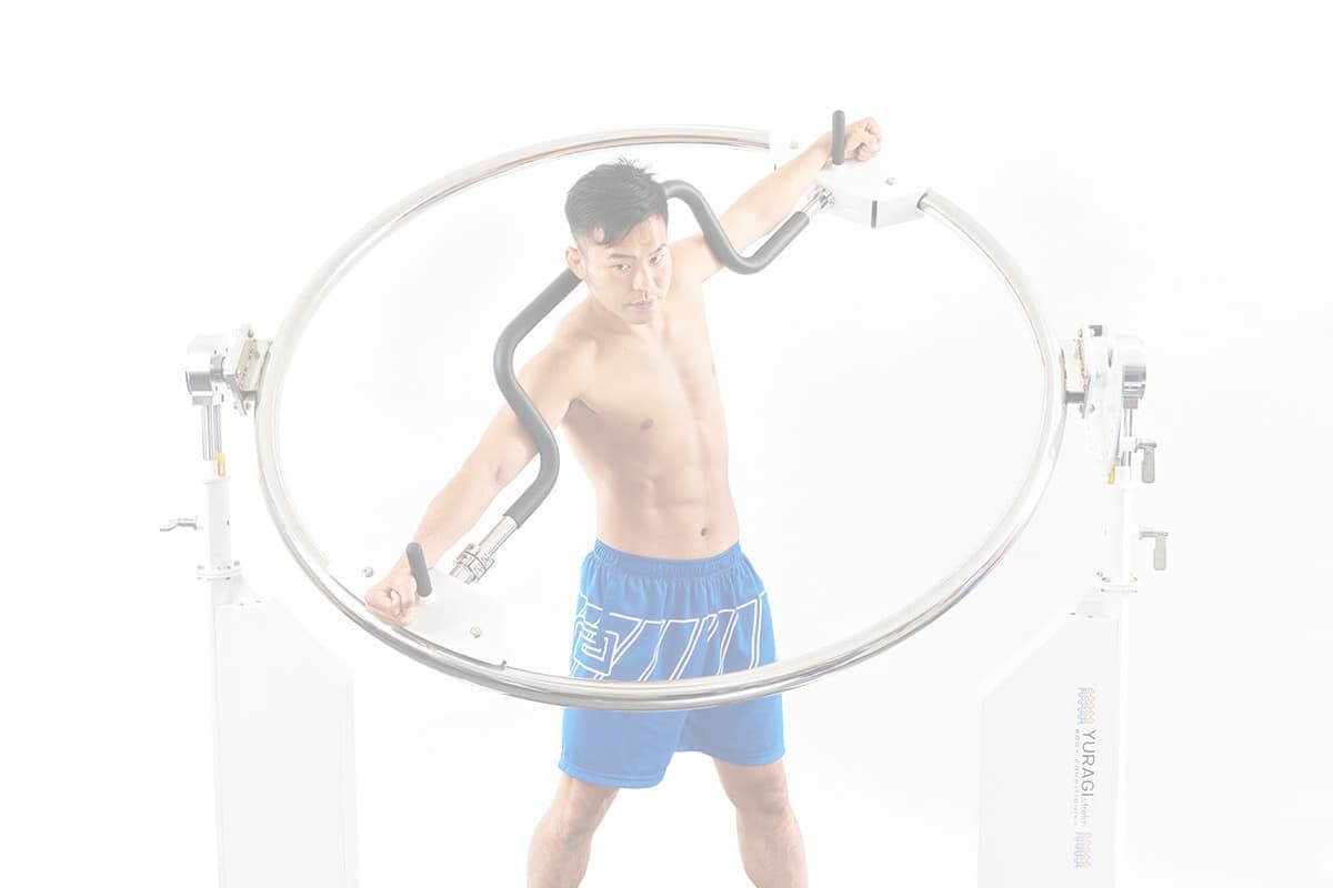 スポーツ器具で鍛える男性