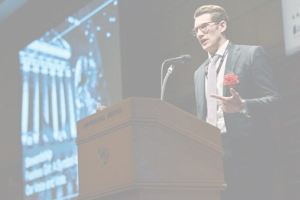 セミナーで講演する男性