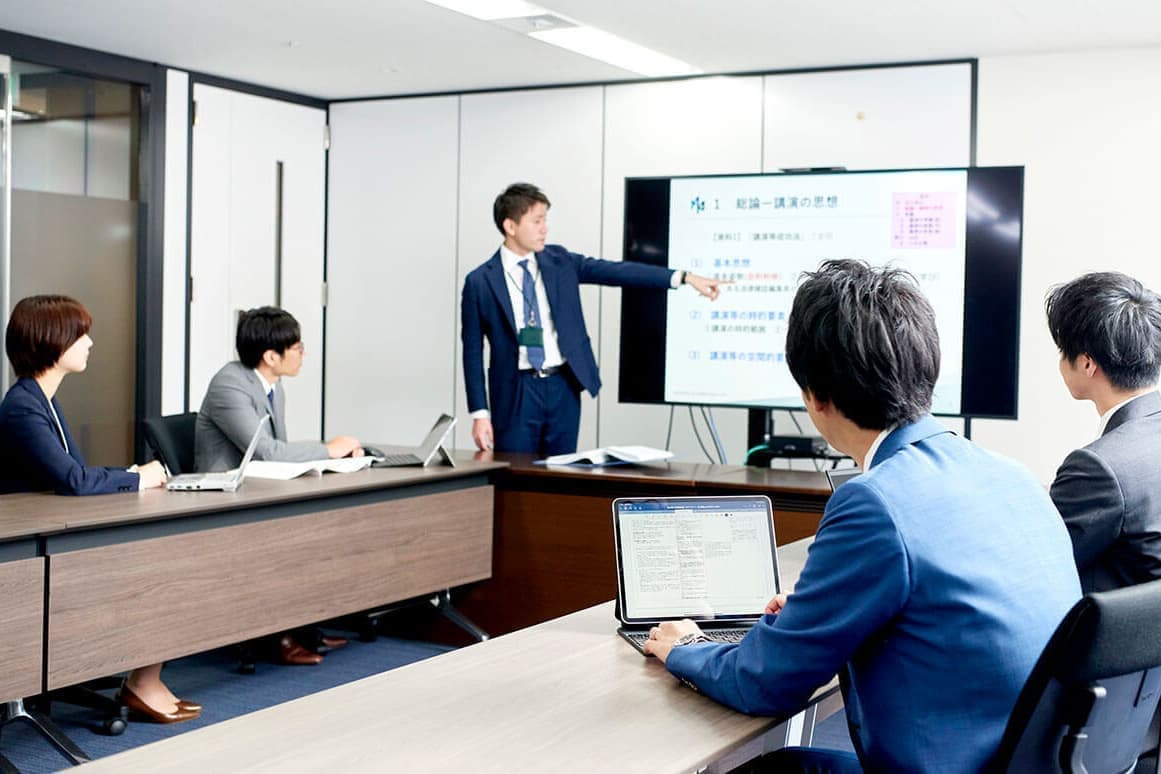 弁護士の会議中の写真