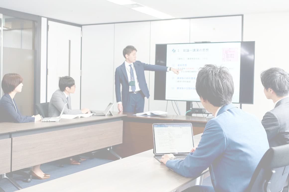 弁護士の会議中の写真