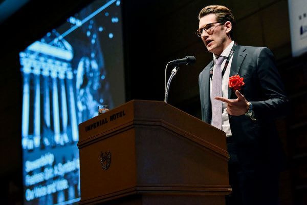 セミナーで講演する男性