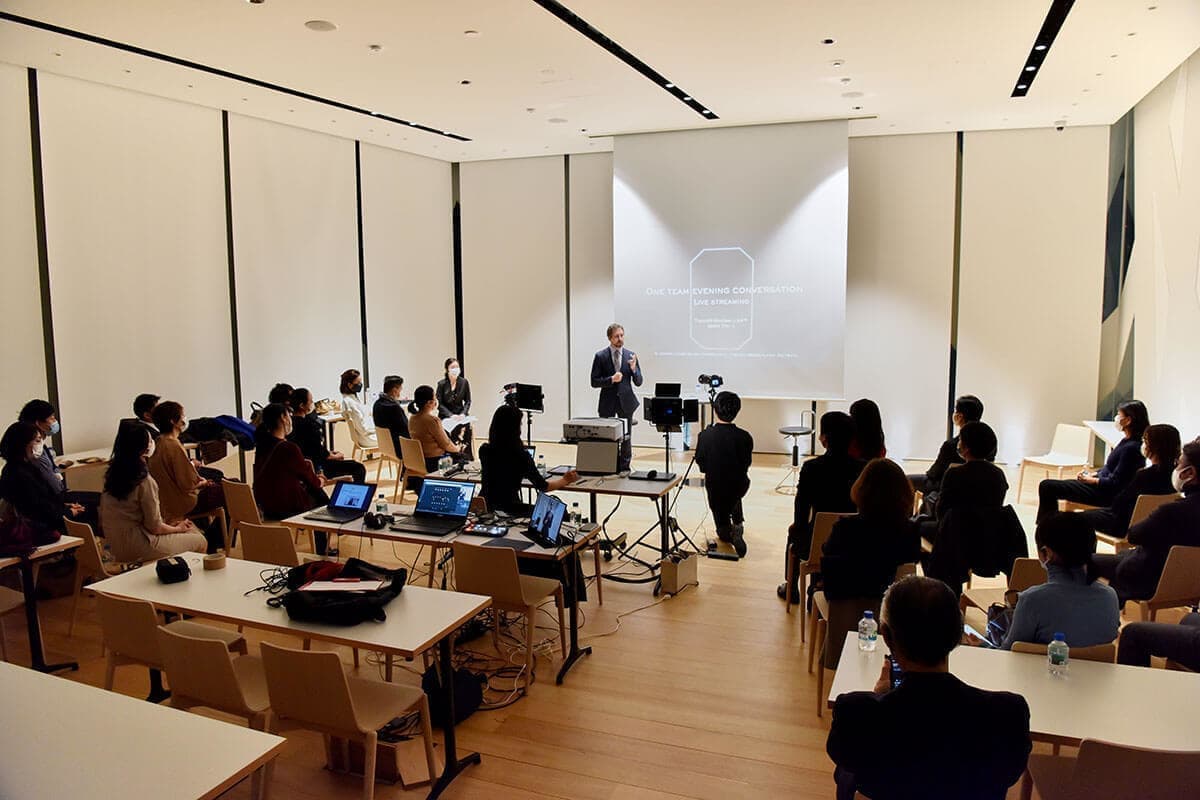 企業イベントのトーク風景写真