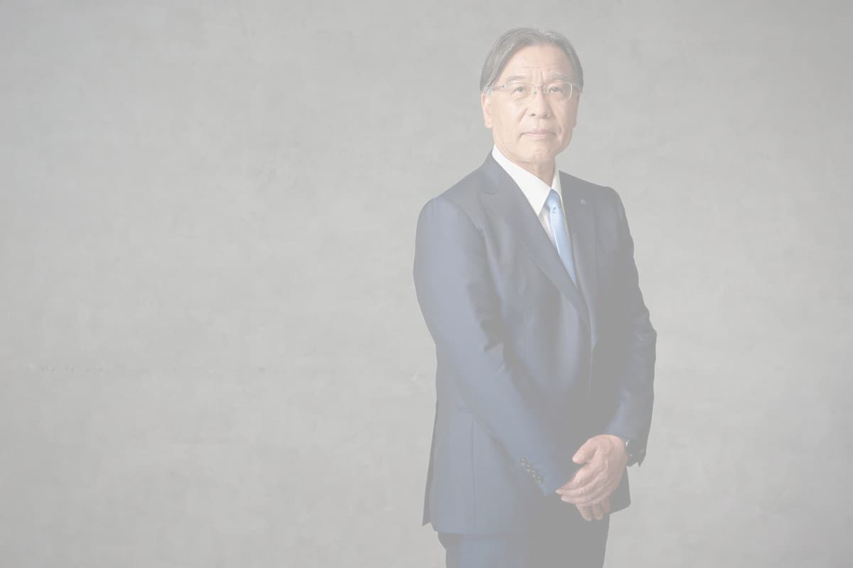 受付の前で撮影する社員