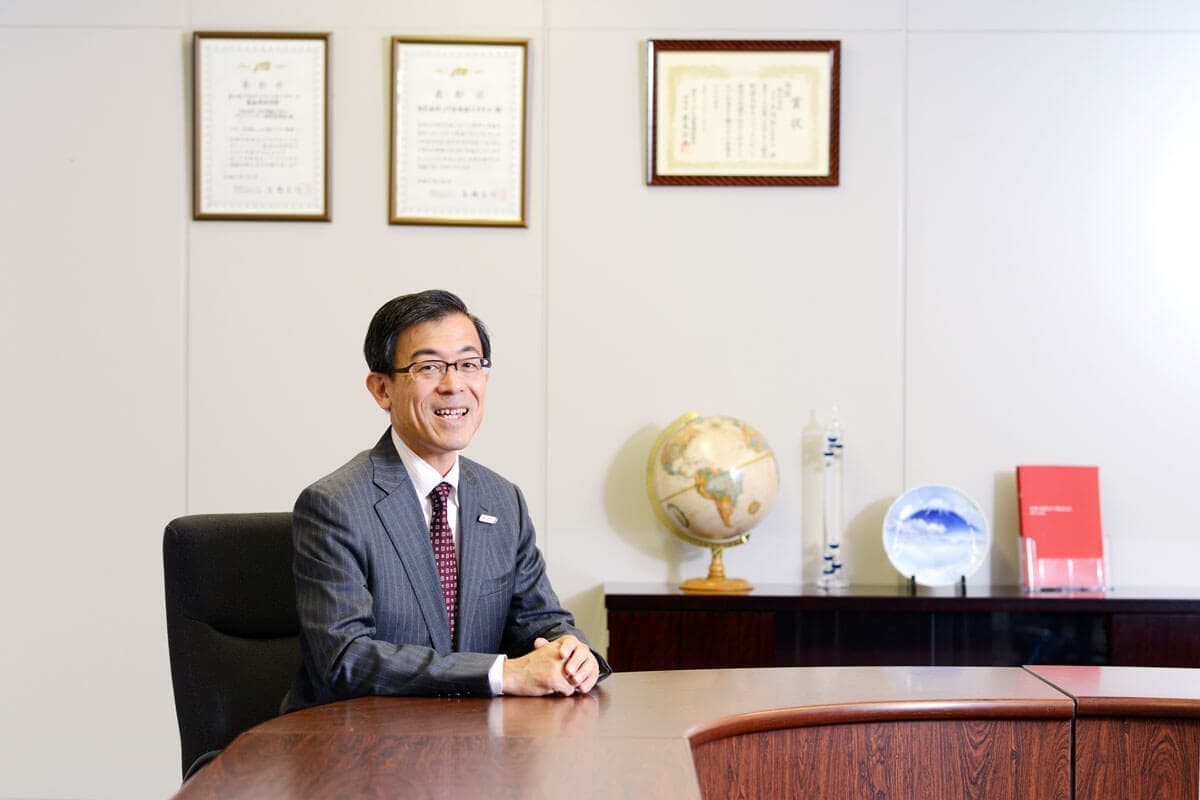 受付の前で撮影する社員
