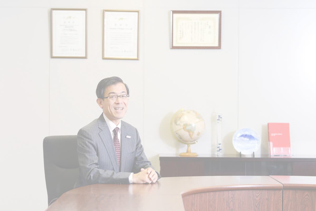 受付の前で撮影する社員