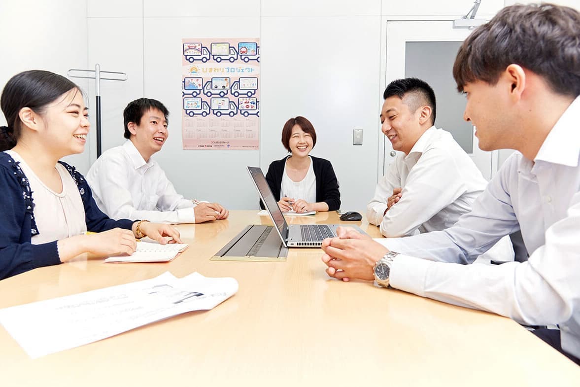 会社で打ち合わせする社員