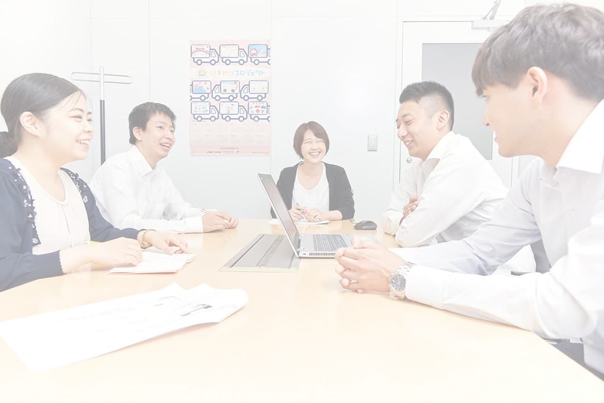 会社で打ち合わせする社員