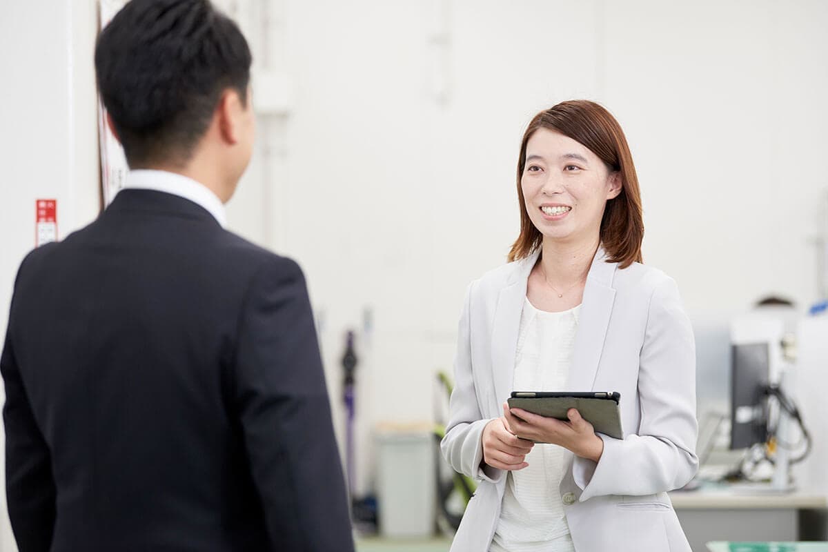女性社員の仕事風景の写真