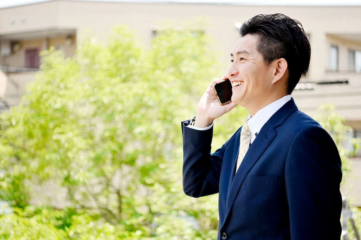 電話をする男性社員