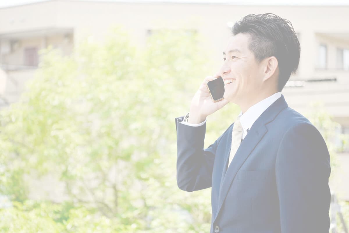 電話をする男性社員
