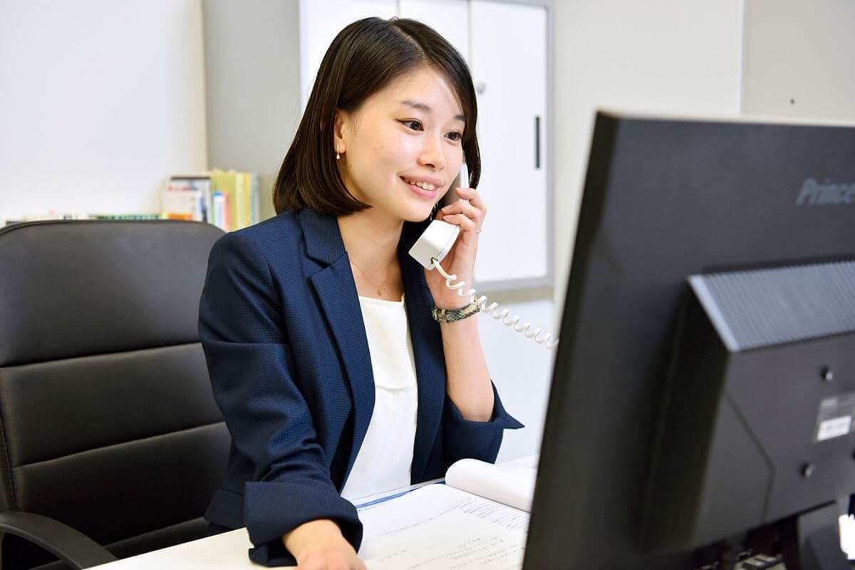 電話をする仕事中の女性社員