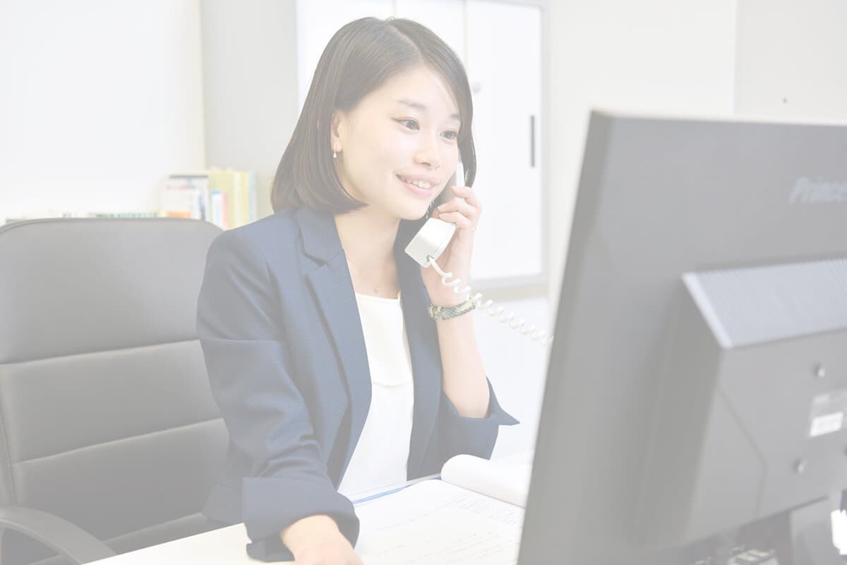 電話をする仕事中の女性社員