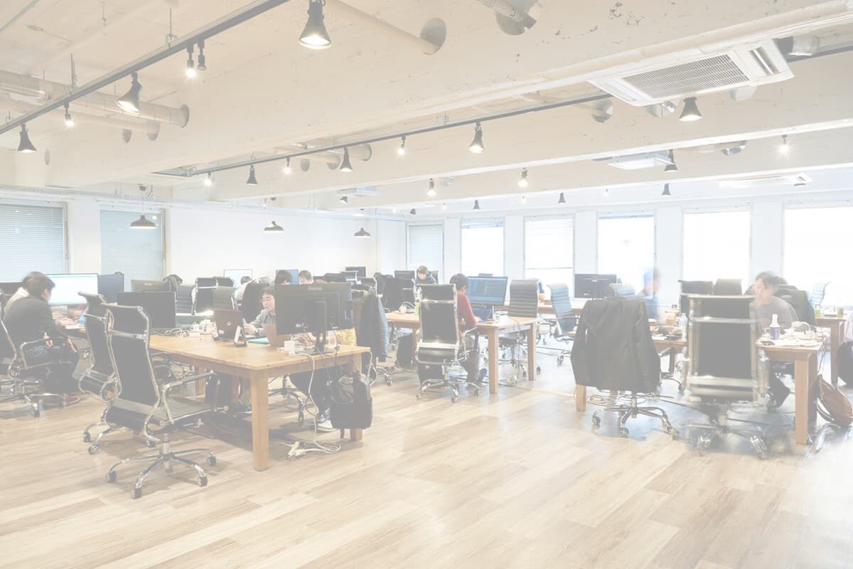 打ち合わせをする社員の写真