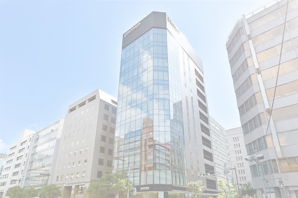 パソコンを打つ仕事中の男性社員