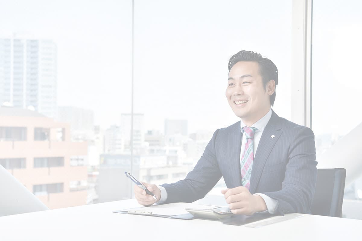 商談する男性社員の写真