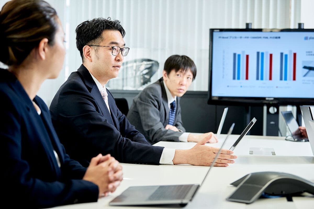 会議で話す会社の代表者
