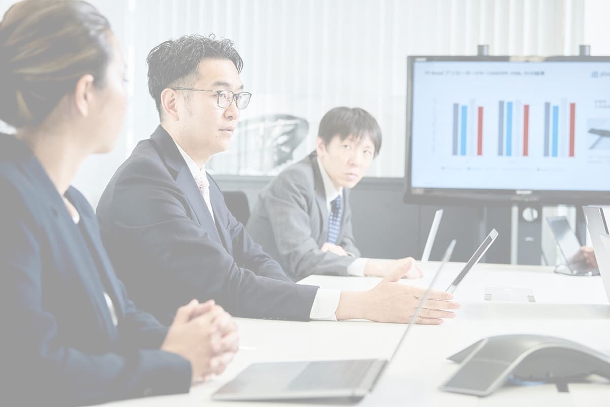 会議で話す会社の代表者