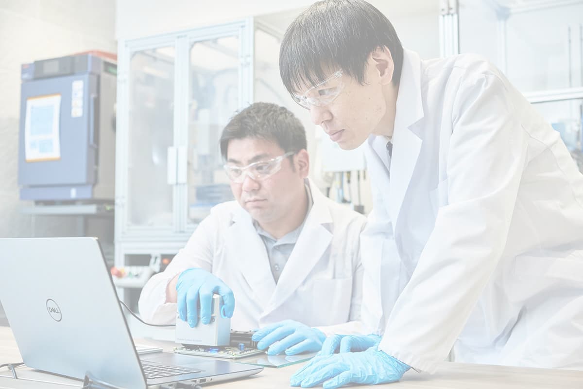 研究室の社員二人の写真