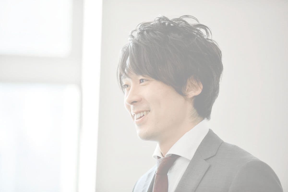 笑顔で話す女性社員