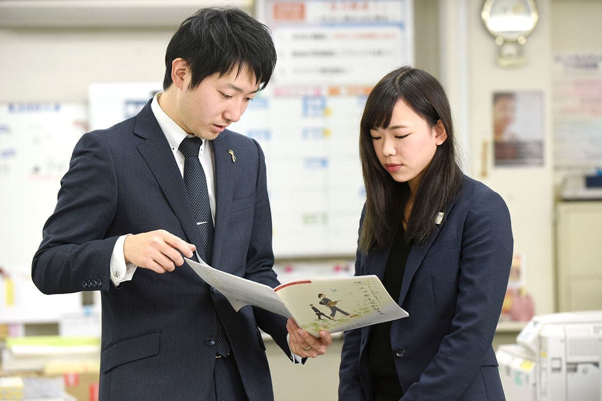 仕事中の社員二人