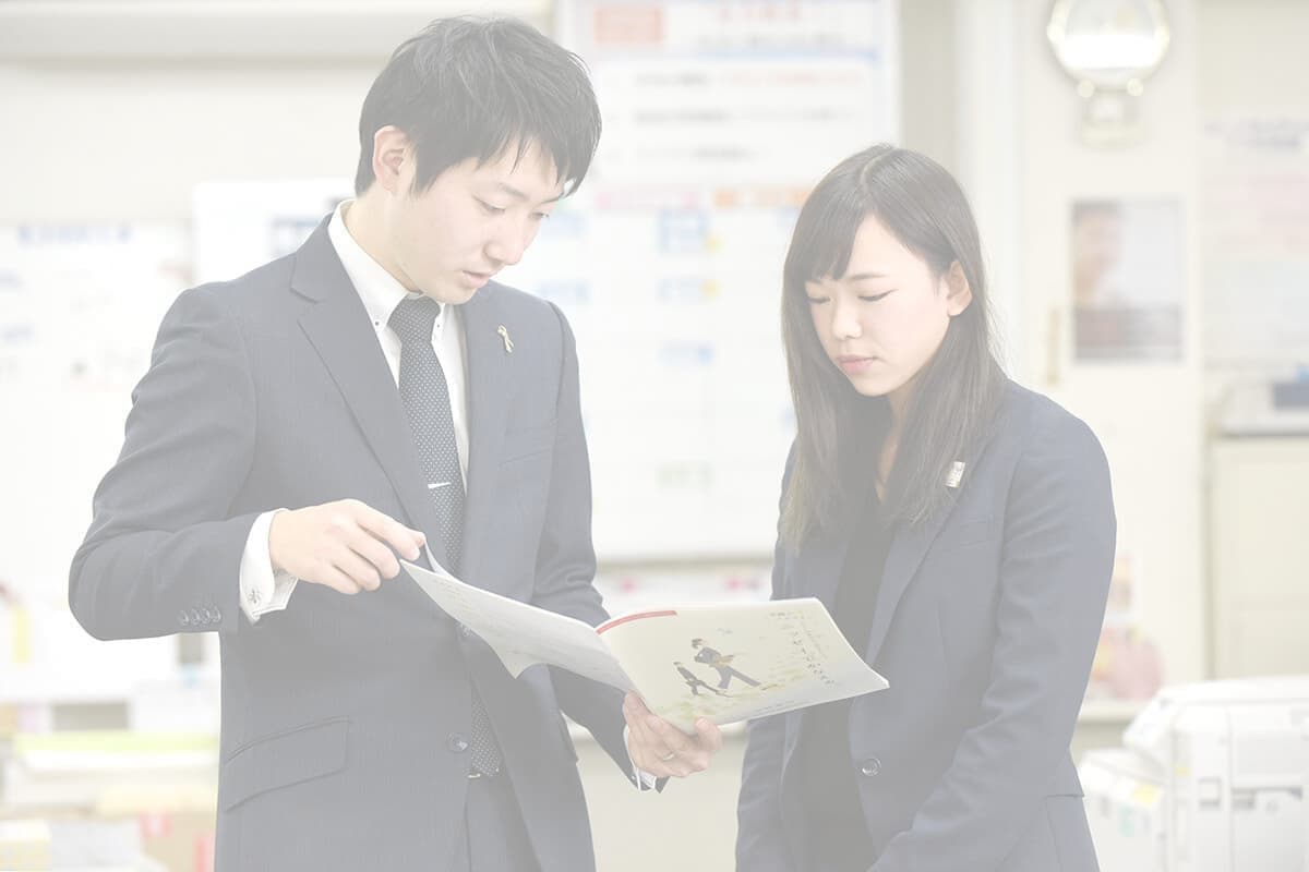 仕事中の社員二人